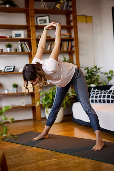 Eine Yogi Frau Praktiziert Yoga Hause — Stockfoto