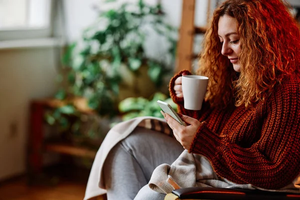 Cute Ginger Girl Curly Hair Sitting Chair Home Morning Texting — Stock Photo, Image