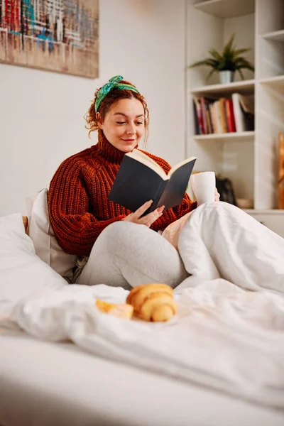 Egy Lány Könyvet Olvas Reggel Hálószobában — Stock Fotó