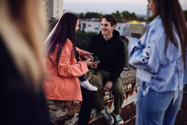 Tres Amigos Adolescentes Sentados Azotea Enfriando Bebiendo Cerveza —  Fotos de Stock