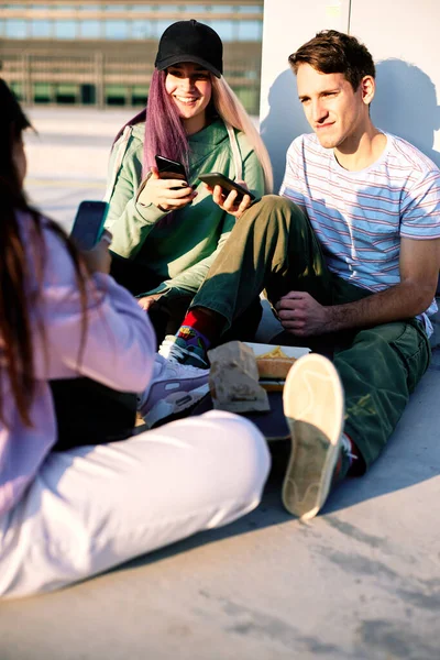 Adolescentes Adictos Las Redes Sociales Sentados Exterior Urbano Usando Teléfonos — Foto de Stock