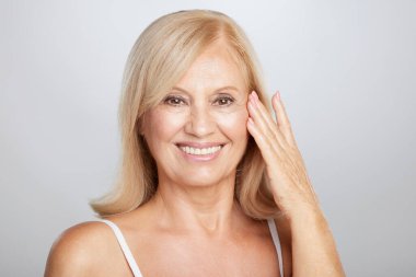 Kameraya poz veren ve bakan güzel sarışın bir kadının portresi. Güzellik fotoğrafçılığı