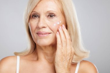 Çekici sarışın, son sınıf öğrencisi, anti-yaş kremi sürmüş. Güzellik fotoğrafçılığı