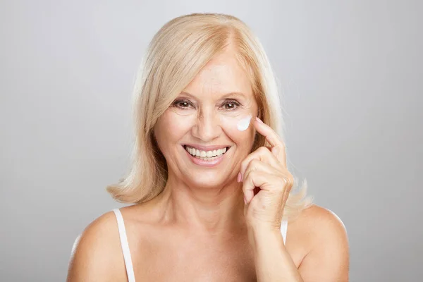 Attraente Donna Bionda Anziana Che Mette Crema Età Foto Bellezza — Foto Stock