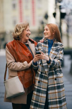 Büyükannesiyle yürüyüşe çıkan bir torun..