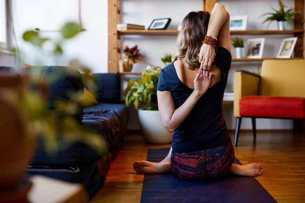 Una Mujer Flexible Está Sentada Esterilla Yoga Casa Postura Yoga — Foto de Stock