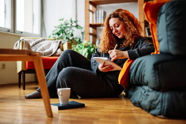 Glad Söt Ingefära Flicka Med Lockigt Hår Sitter Golvet Hemma — Stockfoto