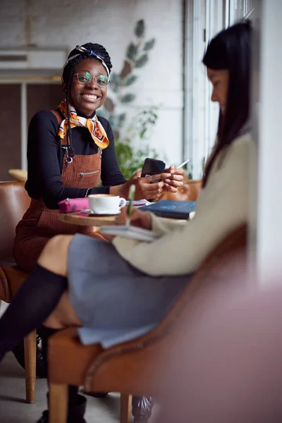 Zwei Multikulturelle Studentinnen Sitzen Der Cafeteria Und Studieren Für Die — Stockfoto