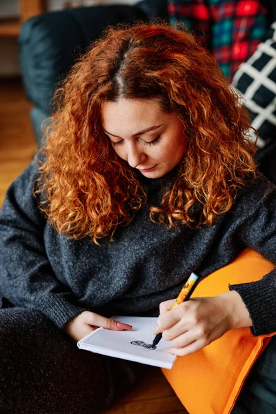 Une Fille Créative Dessine Des Croquis Maison — Photo