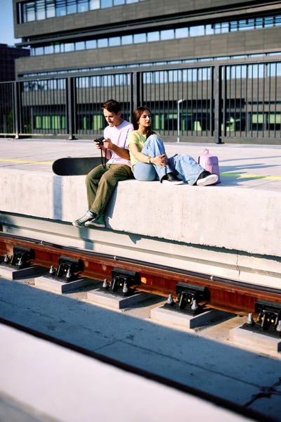 Jugendliche Sitzen Einem Sonnigen Tag Bahnhof Chillen Und Nutzen Die — Stockfoto