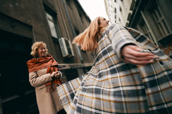 Una Nieta Juguetona Gira Baila Para Abuela Calle —  Fotos de Stock