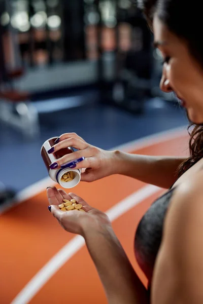 Formda Bir Sporcu Kadın Spor Salonunda Duruyor Egzersiz Öncesi Hapları — Stok fotoğraf