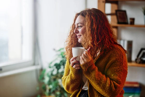 Porträt Eines Entspannten Ingwermädchens Das Ihren Morgendlichen Kaffee Hause Genießt — Stockfoto