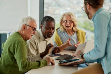 Son sınıf öğrencilerinden oluşan çok ırklı bir grup, genç bir eğitimciyle sınıfta sosyal medyanın kullanımı hakkında konuşuyor..