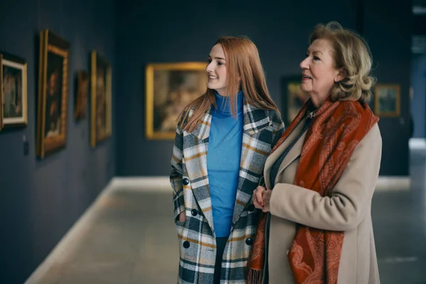 Abuela Nieta Adolescente Están Mirando Las Pinturas Galería Arte — Foto de Stock