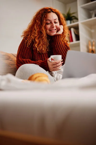 Happy Young Ginger Woman Having Her Morning Coffee Bed While — Stock Photo, Image