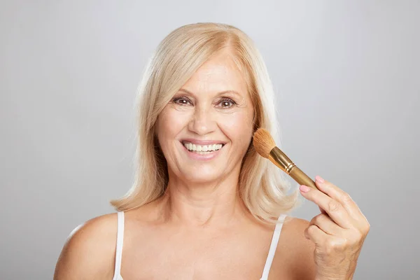 Senior Woman Putting Blush Her Face Smiling Camera — Stock Photo, Image