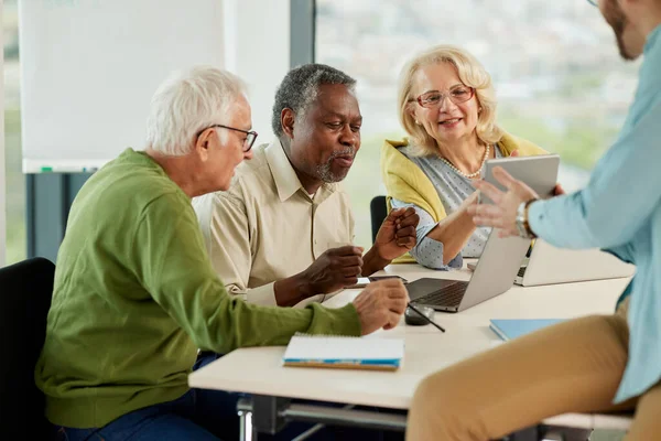 Eine Multiethnische Gruppe Motivierter Oberstufenschüler Betrachtet Den Unterricht Auf Einem — Stockfoto