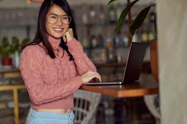 Młoda Azjatycka Studentka Studiująca Laptopie Kawiarni Internetowej — Zdjęcie stockowe