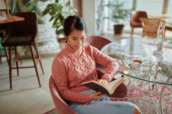 Wesoła Młoda Azjatka Czytająca Książkę Podczas Picia Kawy Stołówce — Zdjęcie stockowe