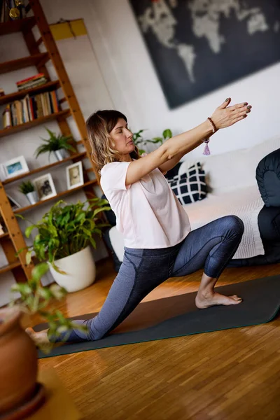 Flexibilní Žena Sedí Podložce Doma Cvičí Jógu — Stock fotografie