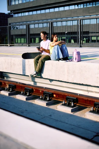 Jugendliche Sitzen Einem Sonnigen Tag Bahnhof Chillen Und Nutzen Die — Stockfoto