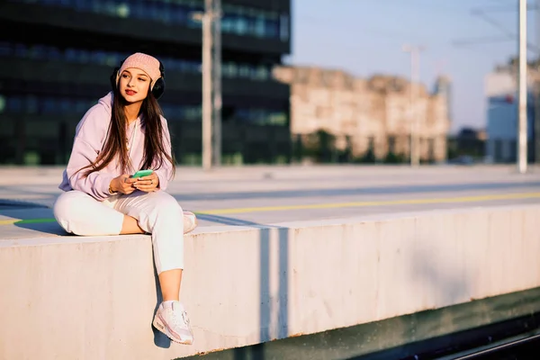 Une Adolescente Assise Sur Une Gare Écoutant Musique Téléphone — Photo