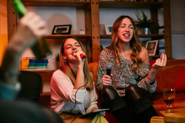 Due Belle Giovani Donne Stanno Cantando Karaoke Una Festa Casa — Foto Stock