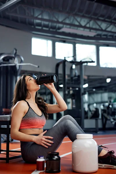 Una Deportista Sienta Suelo Gimnasio Bebe Batido Proteínas Para Fuerza — Foto de Stock