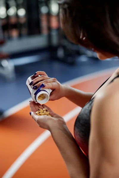 Primer Plano Mano Una Deportista Tomando Suplementos Pastillas Gimnasio — Foto de Stock