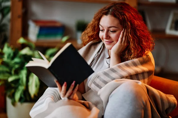 Ung Kvinna Med Rött Lockigt Hår Täckt Filten Läser Bok — Stockfoto