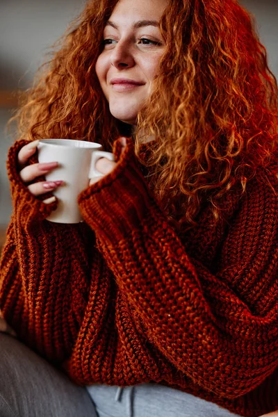 Una Linda Joven Con Pelo Rizado Rojo Está Disfrutando Taza — Foto de Stock