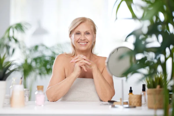 Senior Blond Woman Sitting Home Surrounded Beauty Products Beauty Seniors — Stock Photo, Image