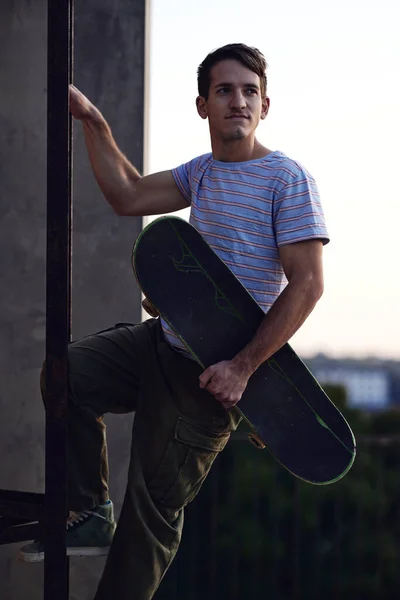 Rebellious Teenager Climbs Ladders Building Skateboard Hands — Stock Photo, Image