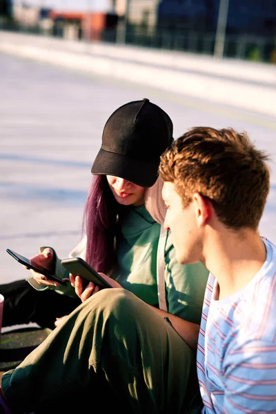 Felices Amigos Adolescentes Están Sentados Exterior Urbano Utilizando Sus Teléfonos —  Fotos de Stock