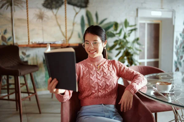 Glad Ung Asiatisk Kvinna Läser Bok Medan Hon Dricker Kaffe — Stockfoto