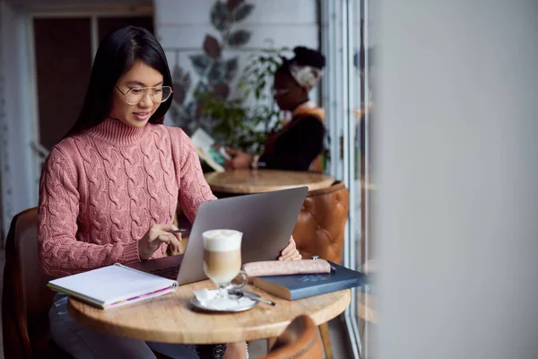 Azjatka Studentka Wykonuje Swoje Zadanie Laptopie Siedząc Kawiarni — Zdjęcie stockowe