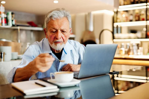 Bir son sınıf öğrencisi internetteki konferanslar arasında bir kafede kahve içiyor..