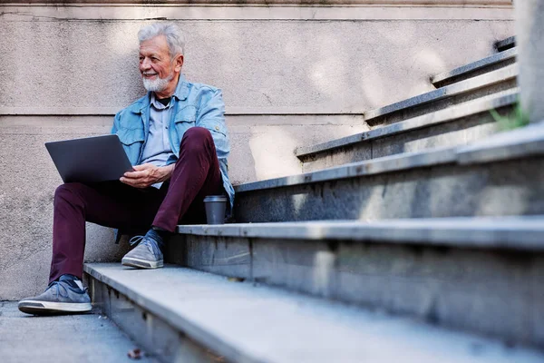 Ein Lässiger Geschäftsmann Sitzt Draußen Auf Der Treppe Und Benutzt — Stockfoto