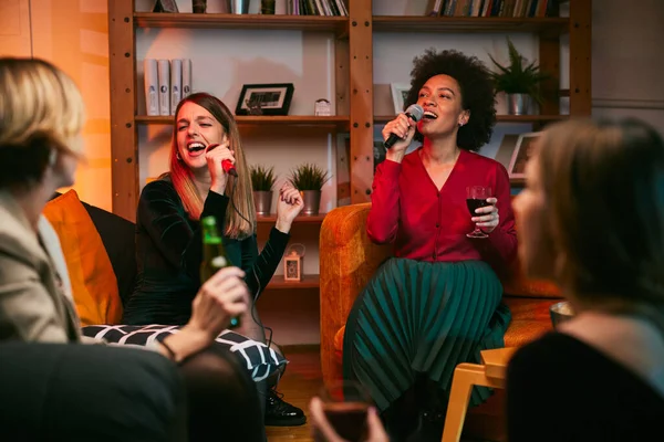 Μια Πολυπολιτισμική Ομάδα Φίλων Τραγουδάει Καραόκε Πίνοντας Κρασί Στο Σαλόνι — Φωτογραφία Αρχείου