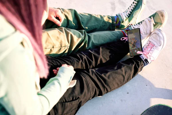 Adolescentes Tomando Selfie Aire Libre —  Fotos de Stock