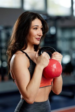 Spor salonunda su ısıtıcıyla egzersiz yapan güçlü bir vücut geliştirici..