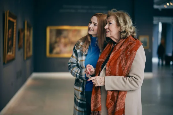Abuela Nieta Adolescente Están Mirando Las Pinturas Galería Arte — Foto de Stock