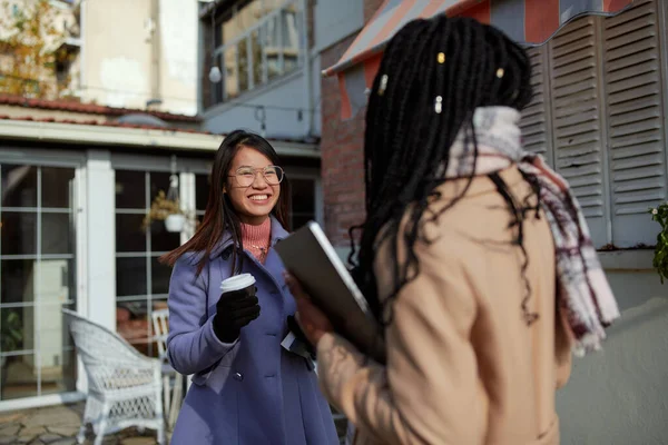 Happy Young Woman Meeting Her Female Friend Cafe Garden Reunion — Stock Photo, Image