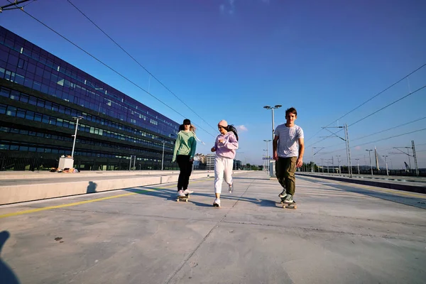 Tres Adolescentes Emocionados Pasan Tiempo Exterior Urbano Están Corriendo Patinando —  Fotos de Stock