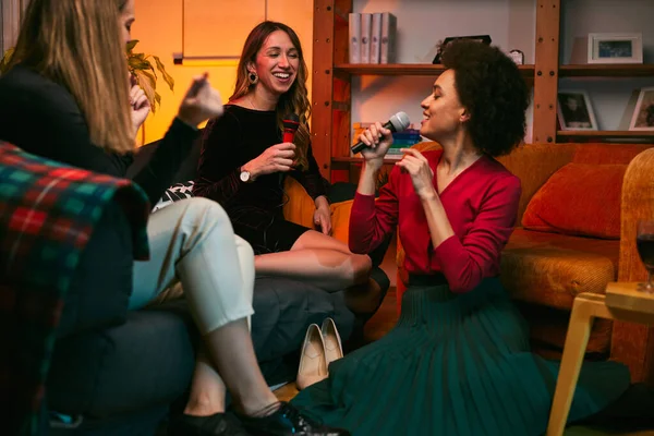 Multikulturní Skupina Přítelkyň Zpívá Karaoke Při Pití Vína Obývacím Pokoji — Stock fotografie