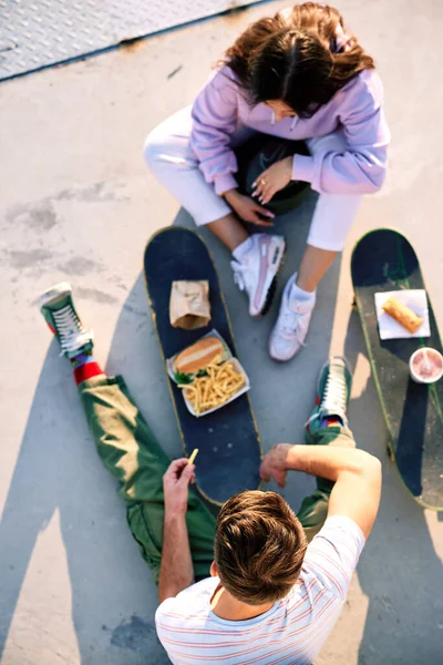 Top View Teenagers Eating Fast Food Skateboards Selective Focus Teenage — стоковое фото