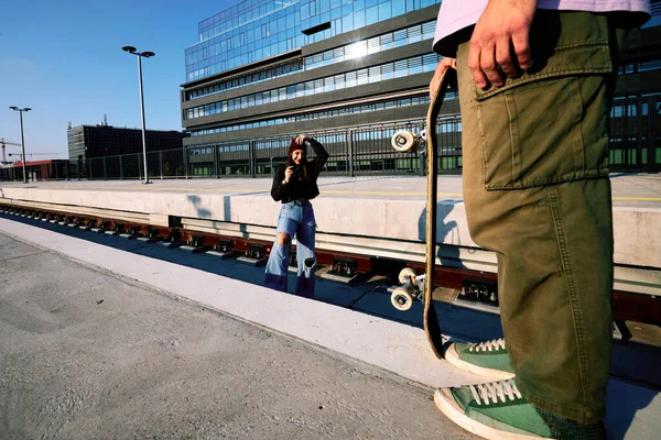Teenage Girl Stands Railroad Platforms Takes Photos Her Skater Friend —  Fotos de Stock