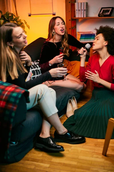Eine Multikulturelle Gruppe Von Freundinnen Singt Karaoke Während Sie Wohnzimmer — Stockfoto