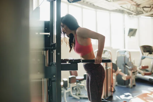 Eine Starke Bodybuilderin Macht Klimmzüge Einem Gerät Einem Fitnessstudio — Stockfoto